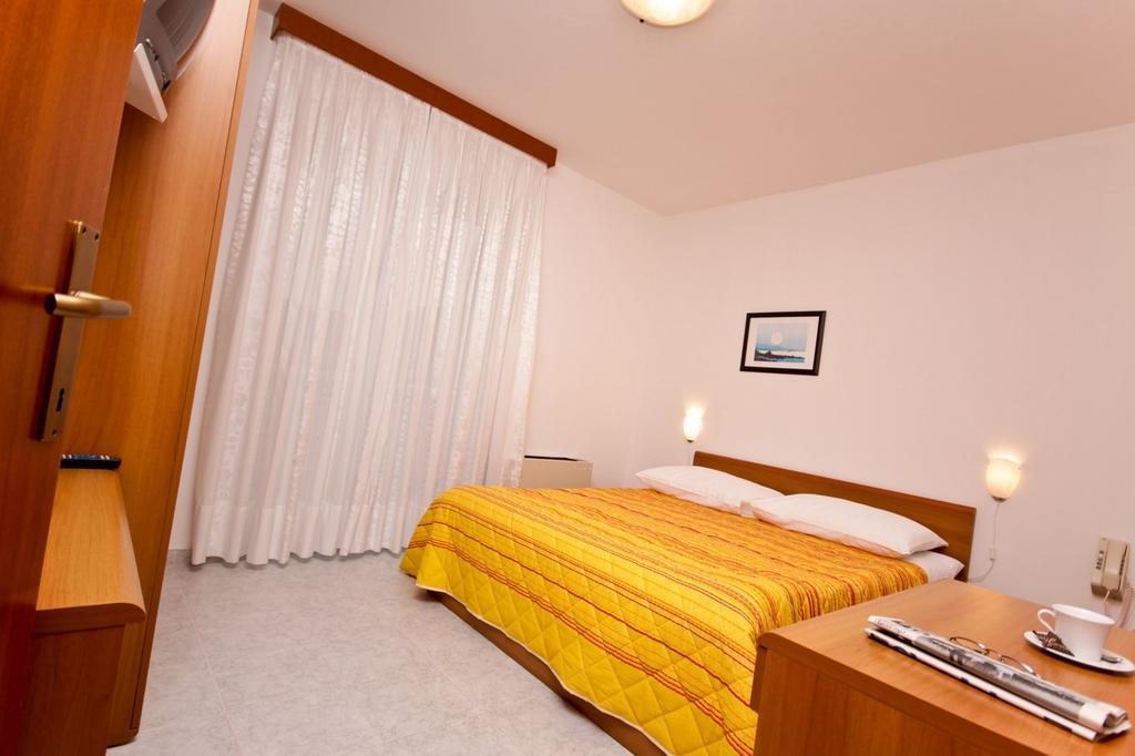Hotel Carmen กรินิตซา ภายนอก รูปภาพ