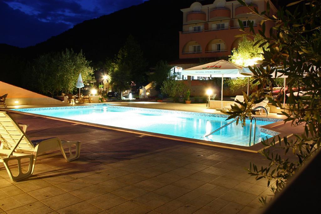 Hotel Carmen กรินิตซา ภายนอก รูปภาพ